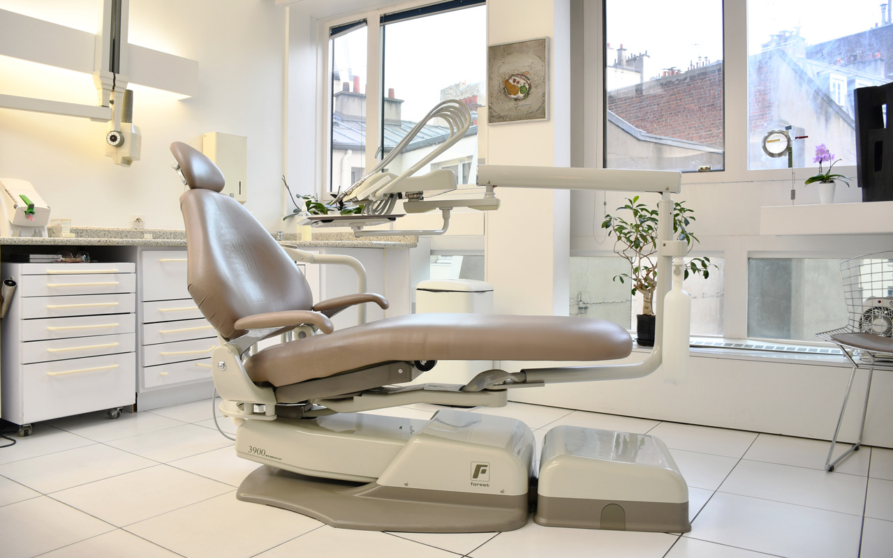 Aménagement d'un cabinet dentaire sobre et élégant