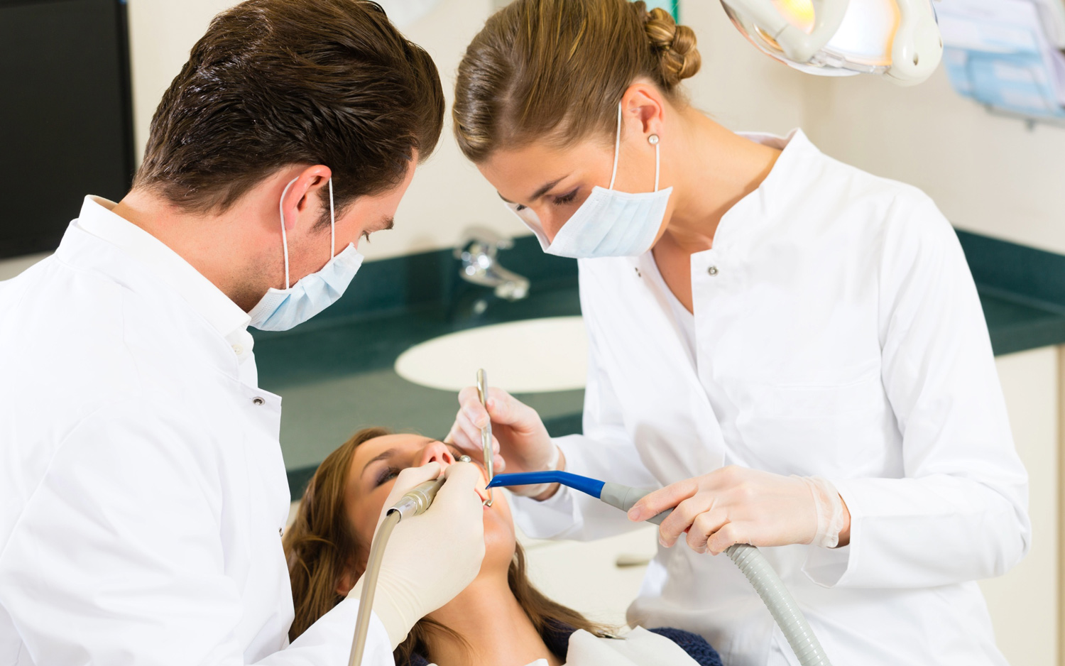 Travail à quatre mains dentaire